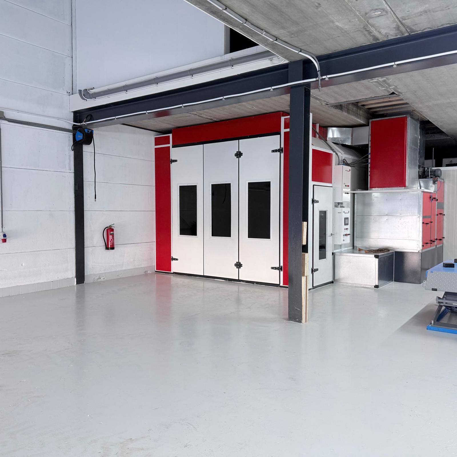 Werkplaats met spuitcabine